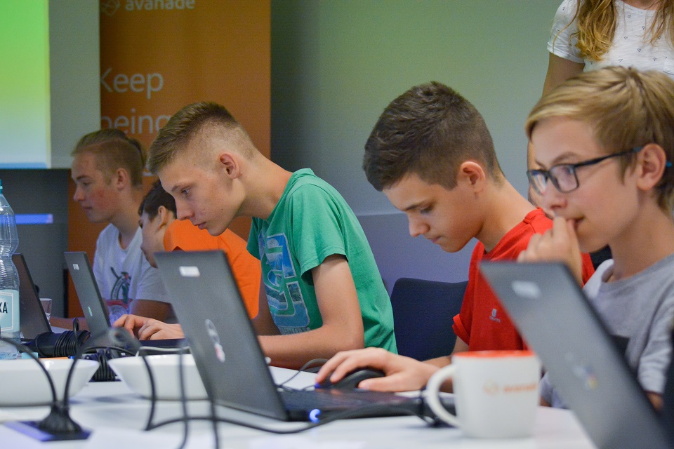 Programiści-wolontariusze wprowadzają dzieci w świat nowych technologii