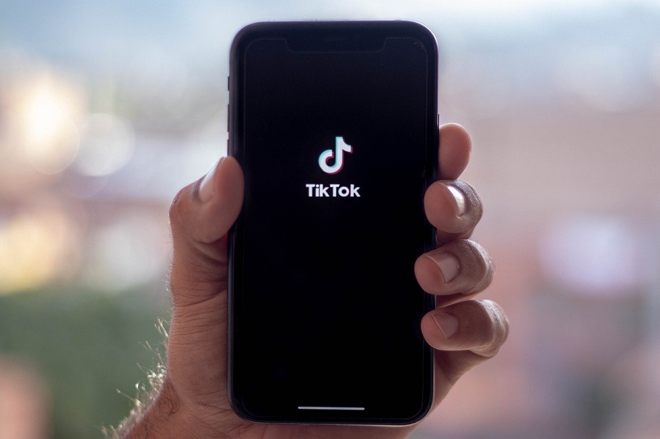 TikTok redukuje setki miejsc pracy &#8211; platforma przechodzi na moderowanie treści przy pomocy AI