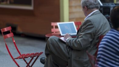 Seniorzy niwelują cyfrową lukę pokoleniową – nawet 81% z nich codziennie przegląda internet