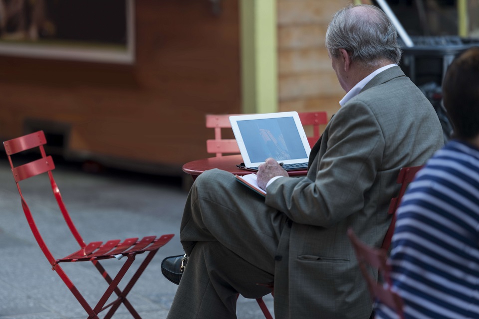 Seniorzy niwelują cyfrową lukę pokoleniową – nawet 81% z nich codziennie przegląda internet