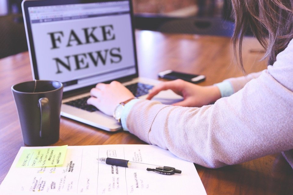 Powstał darmowy serwis do walki z fake newsami