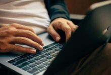Tylko 21% freelancer&oacute;w zawsze ujawnia użycie AI. Od dziś to ryzyko także dla firm