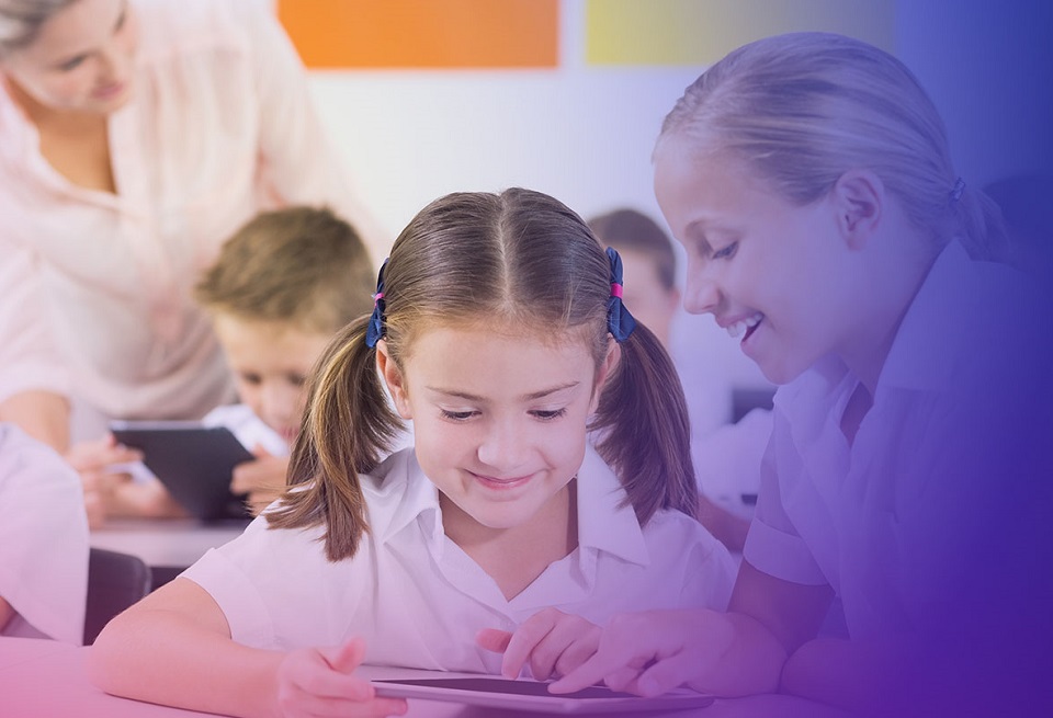 Nowy sprzęt komputerowy dla szkół: 735 tysięcy urządzeń trafi do uczniów w całej Polsce