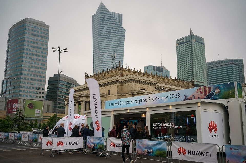 Mobilna ekspozycja Huawei Roadshow 2023 odwiedziła Warszawę