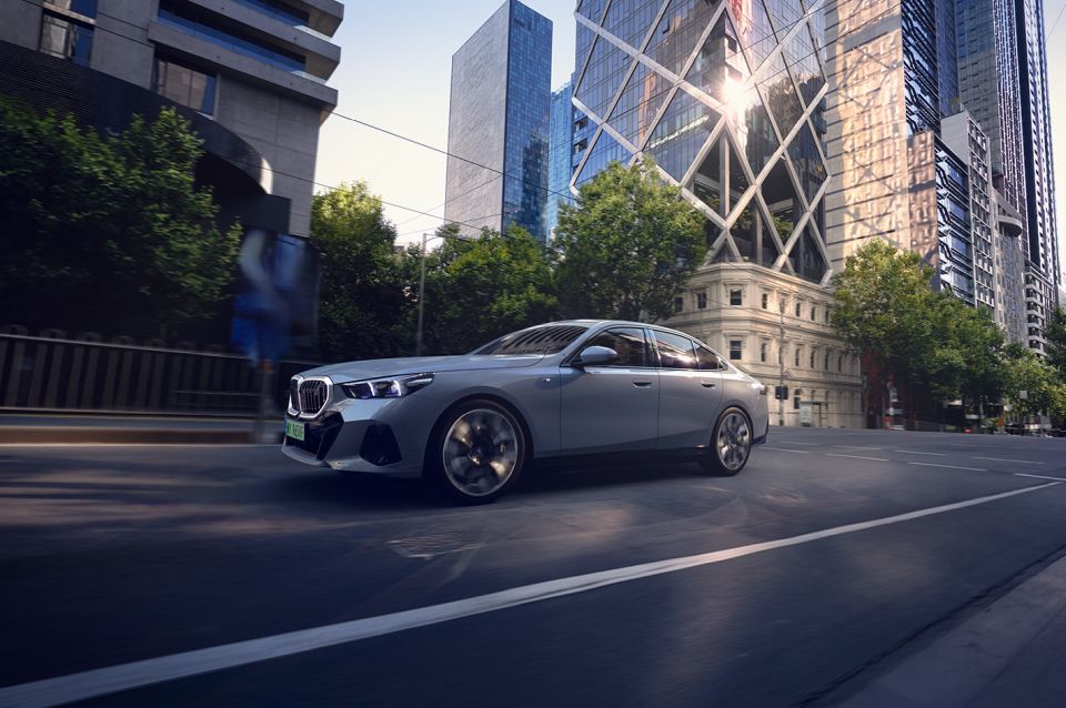 BMW i5: innowacyjne technologie, osiągi, styl i cyfrowe doświadczenia