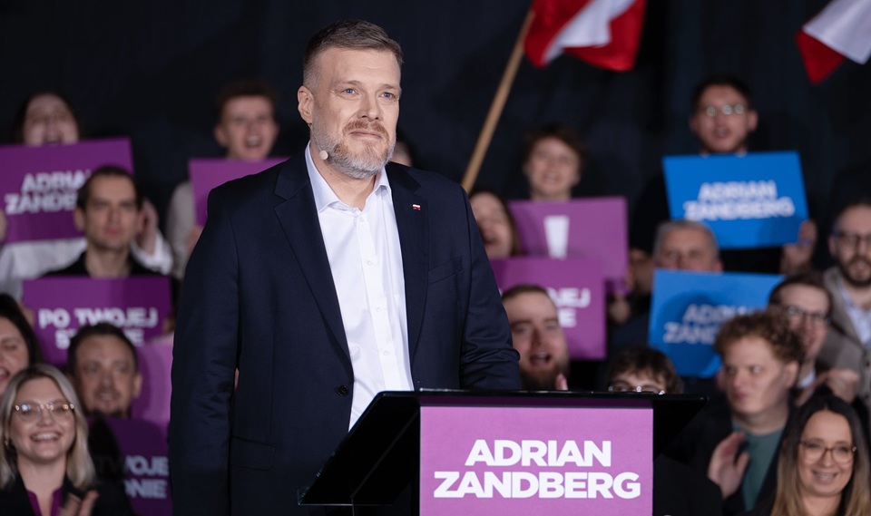 Adrian Zandberg zawiadamia UOKiK w sprawie płatnych narzędzi AI Google