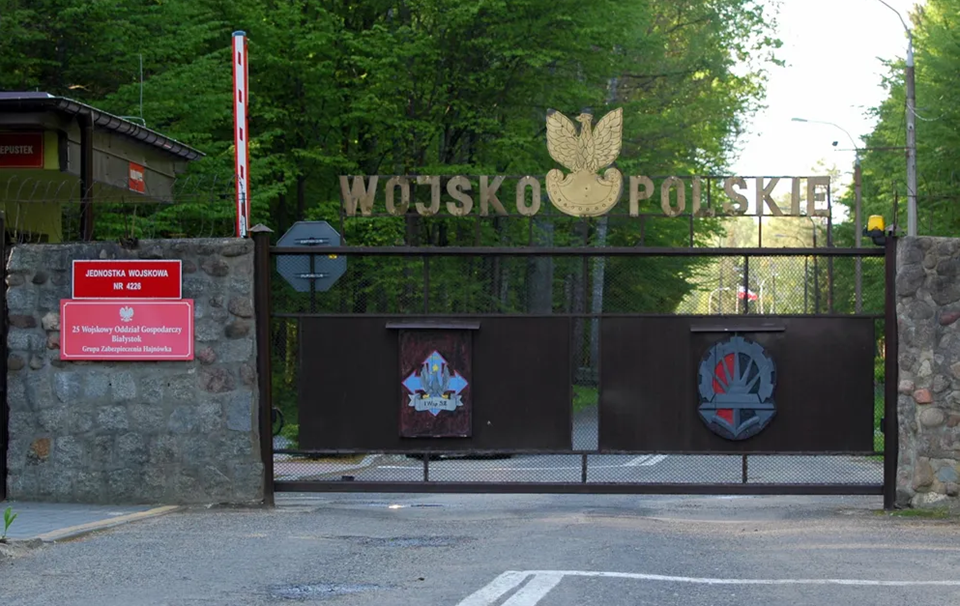 Samoch&oacute;d jako platforma danych – wojsko wprowadziło ograniczenia dla chińskich aut