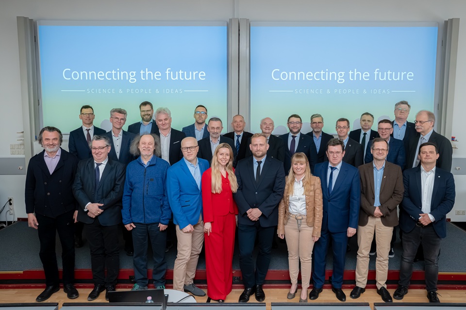 Jak przyspieszyć rozw&oacute;j AI w Polsce? Connecting the Future przedstawia plan