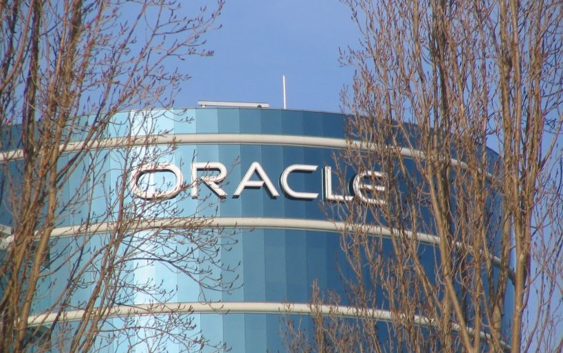 Oracle zwalnia tysiące pracownik&oacute;w z powodu miliardowych inwestycji w AI