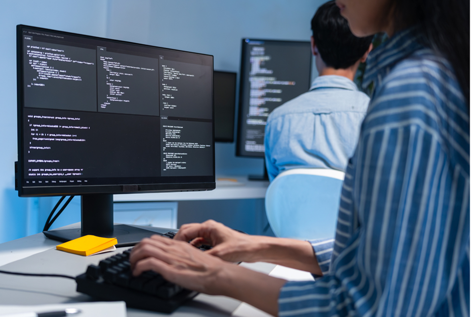 Nowe realia rynku pracy IT w Polsce: więcej ofert, mniej zdalnej i rekordowe stawki w ERP