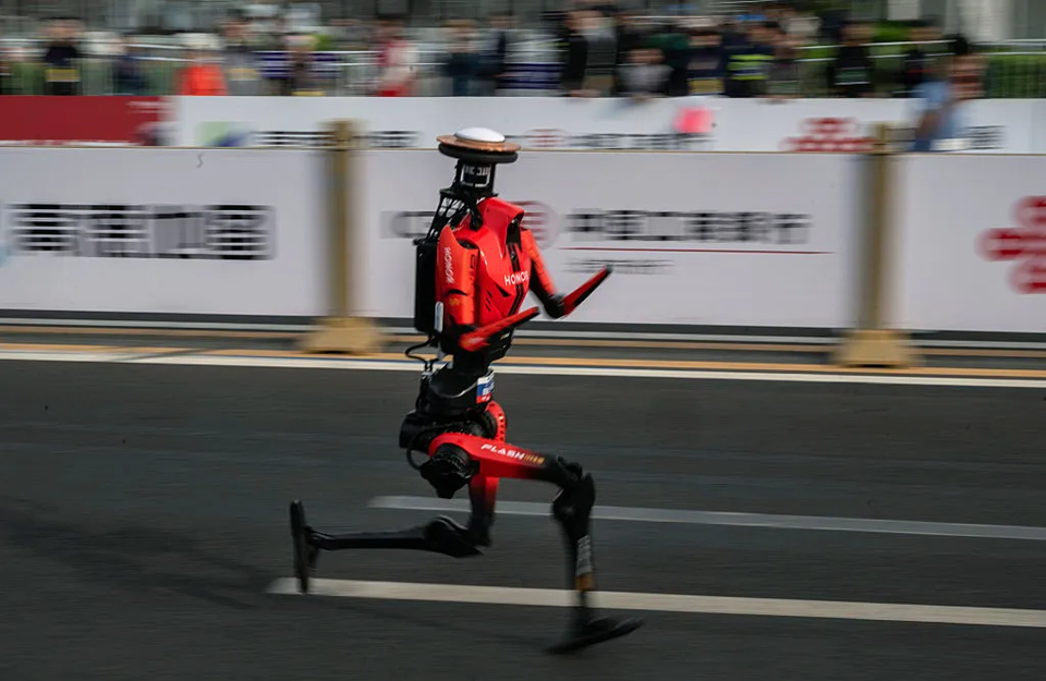 Chiński robot humanoidalny pobił ludzki rekord świata w p&oacute;łmaratonie