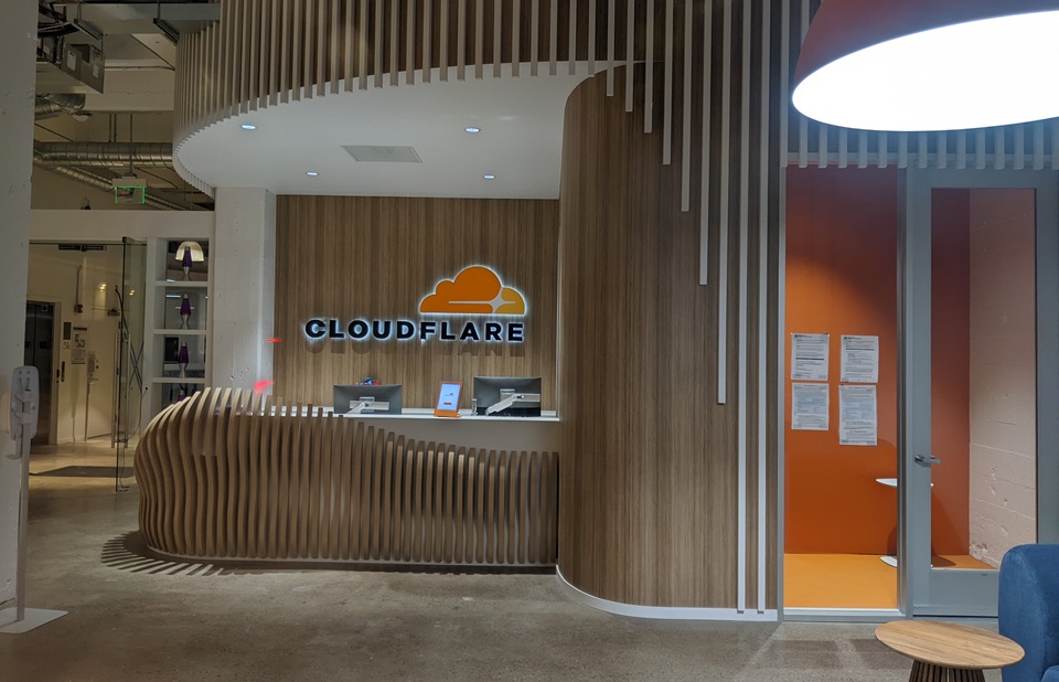 Cloudflare zwolni 20% pracownik&oacute;w i przebuduje firmę pod model &bdquo;AI first&rdquo;