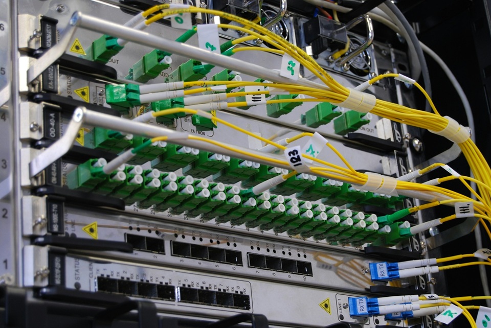 Ethernet przemysłowy przejmuje fabryki. Europa przyspiesza odchodzenie od starszych sieci