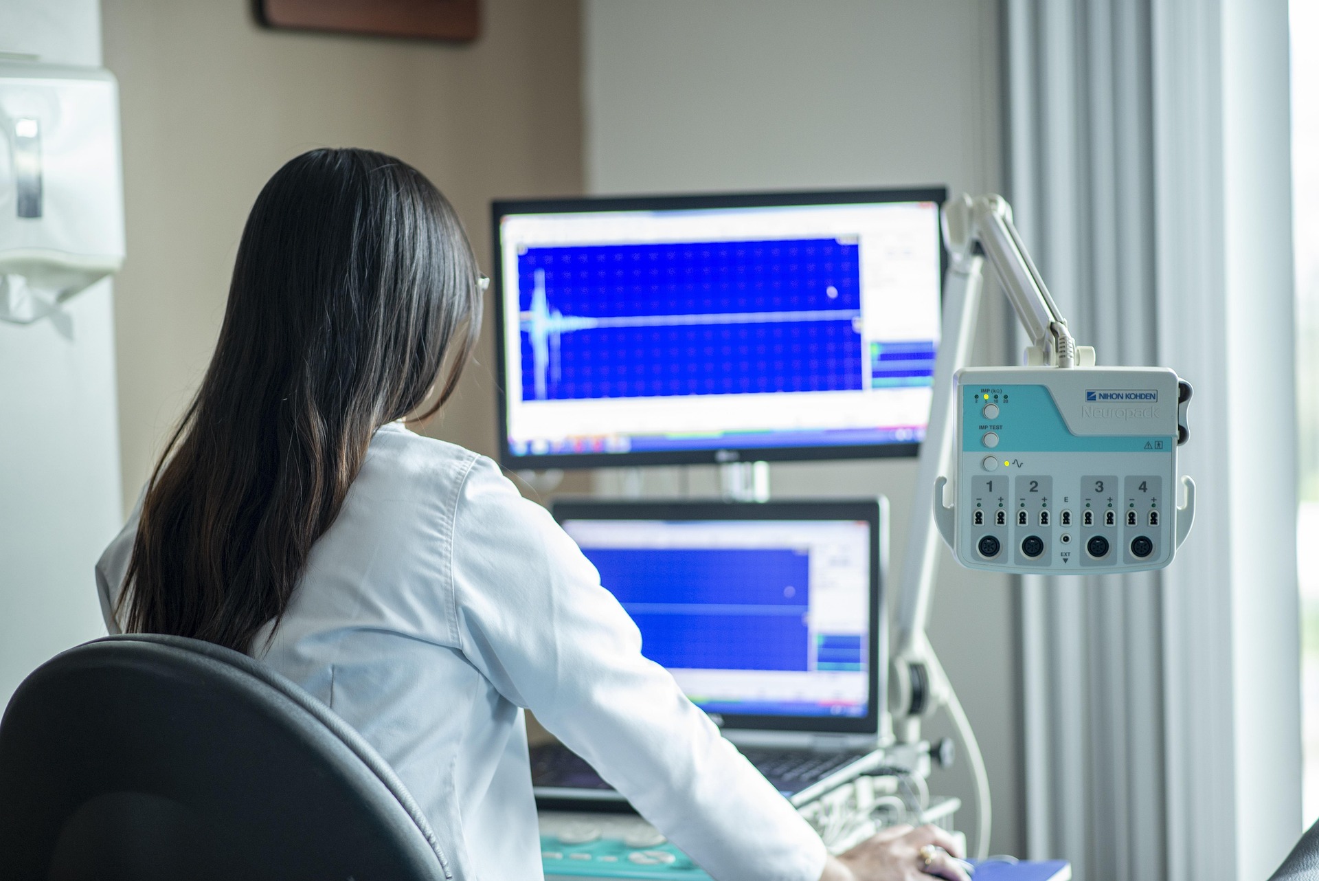 AI w healthcare: jak pokonać „pułapkę pilotażu” i bezpiecznie skalować innowacje?