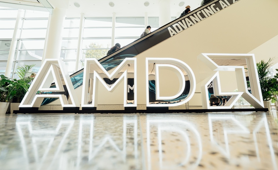 AMD prezentuje ofensywę AI. Platforma Helios, nowe procesory i partnerstwa