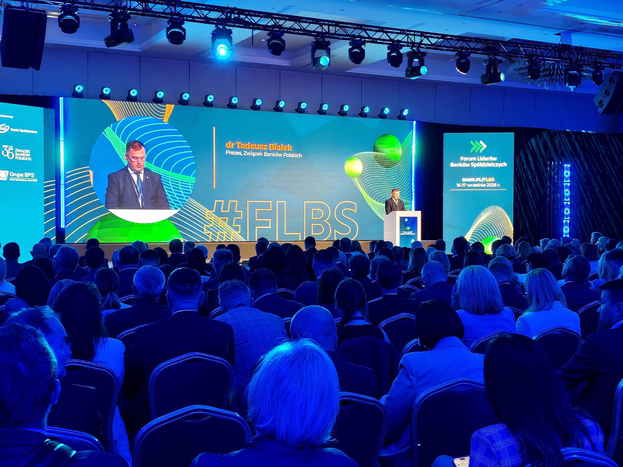 Banki sp&oacute;łdzielcze gonią na jednej nodze