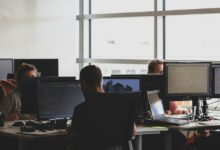 Zarobki w IT 2026. AI i cyberbezpieczeństwo zyskują, część specjalizacji traci