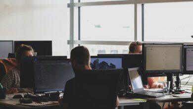 Zarobki w IT 2026. AI i cyberbezpieczeństwo zyskują, część specjalizacji traci