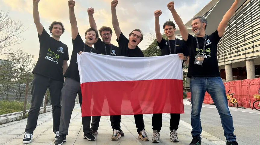 Polski zesp&oacute;ł wygrał grupę w międzynarodowym turnieju robot&oacute;w humanoidalnych